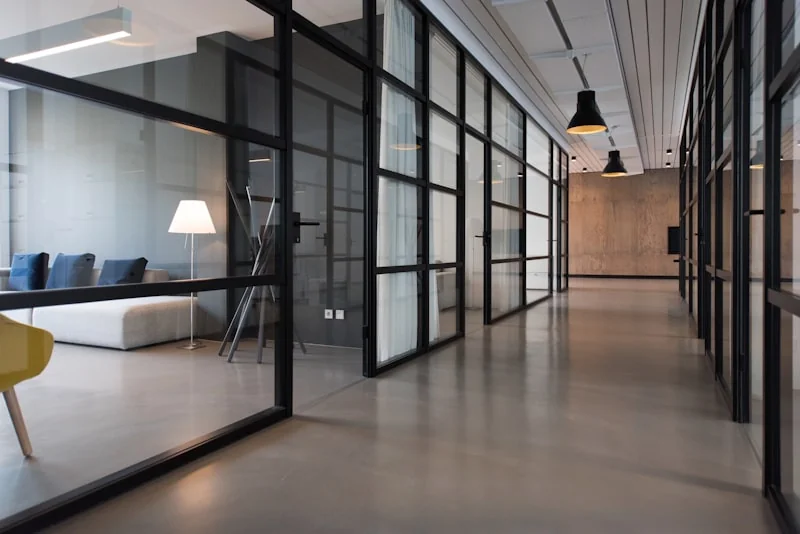 Showroom Architecto — beton lany na miejscu i dąb