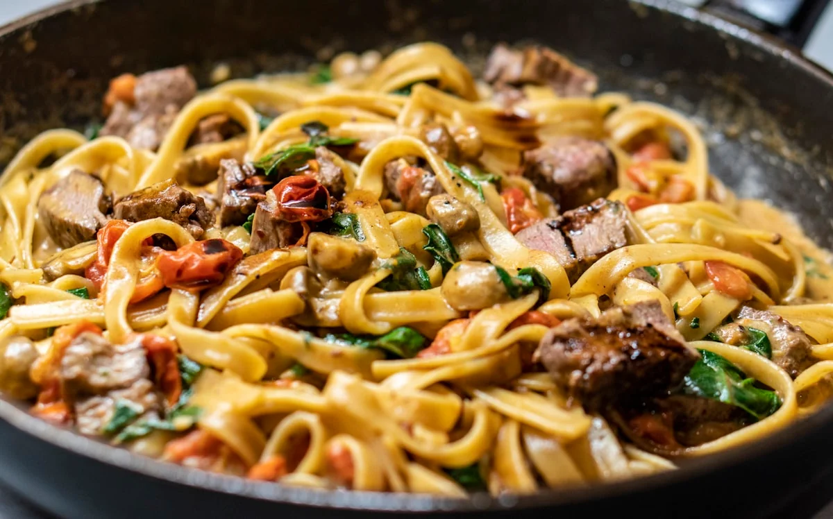 Talerz pappardelle al cinghiale podany w trattorii